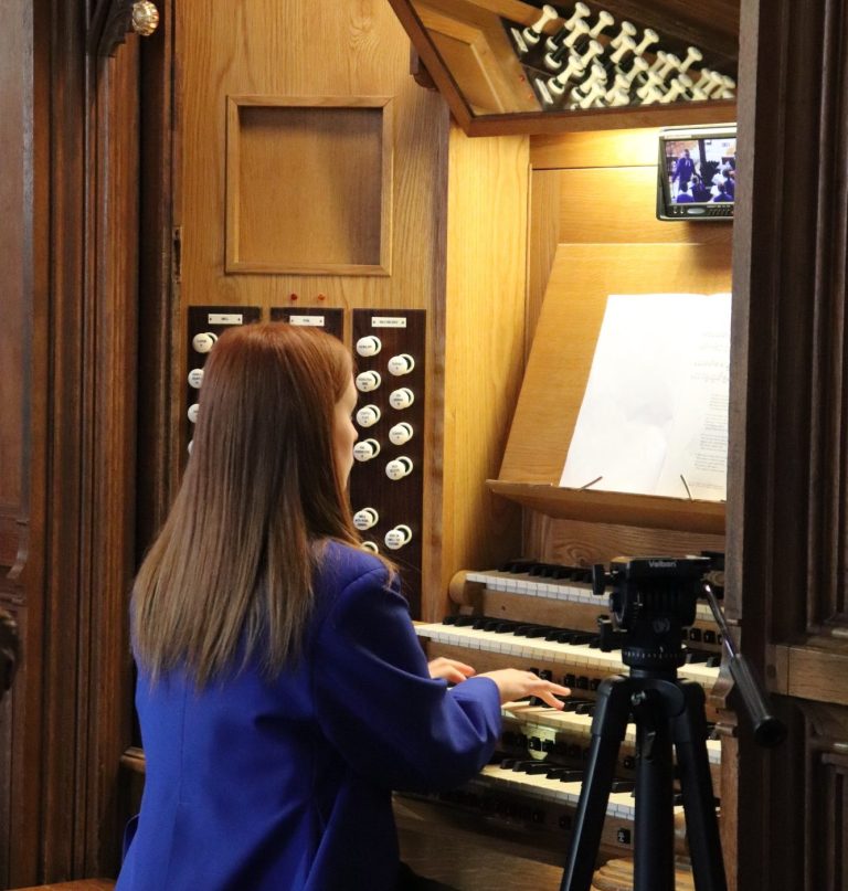Matilda Johnston, St Wulfram's Grantham ©St Wulfram's, Grantham Organist Matilda Johnston, a former organ scholar at St Wulfram's Church, Grantham, playing the four-manual organ for MoV hymn recordings